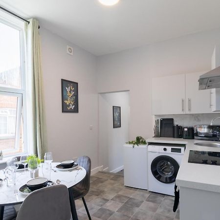 Open Mind Property - Apartment With 2 Double Beds Portsmouth Bagian luar foto