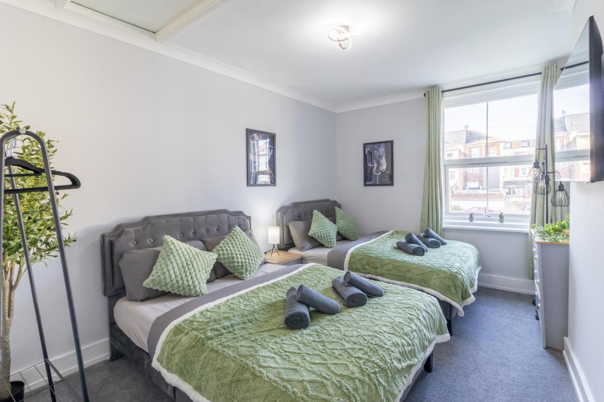 Open Mind Property - Apartment With 2 Double Beds Portsmouth Bagian luar foto