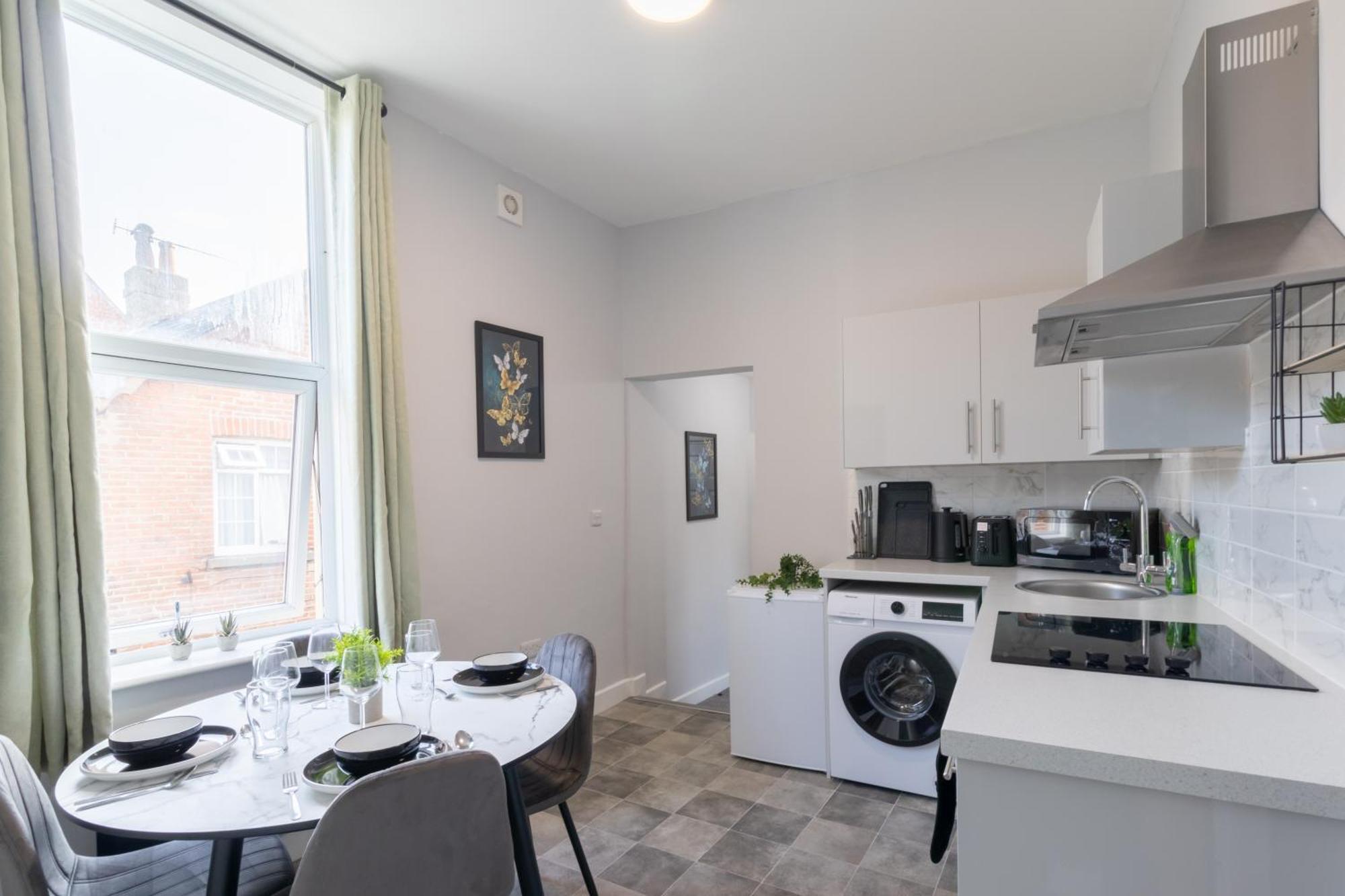 Open Mind Property - Apartment With 2 Double Beds Portsmouth Bagian luar foto