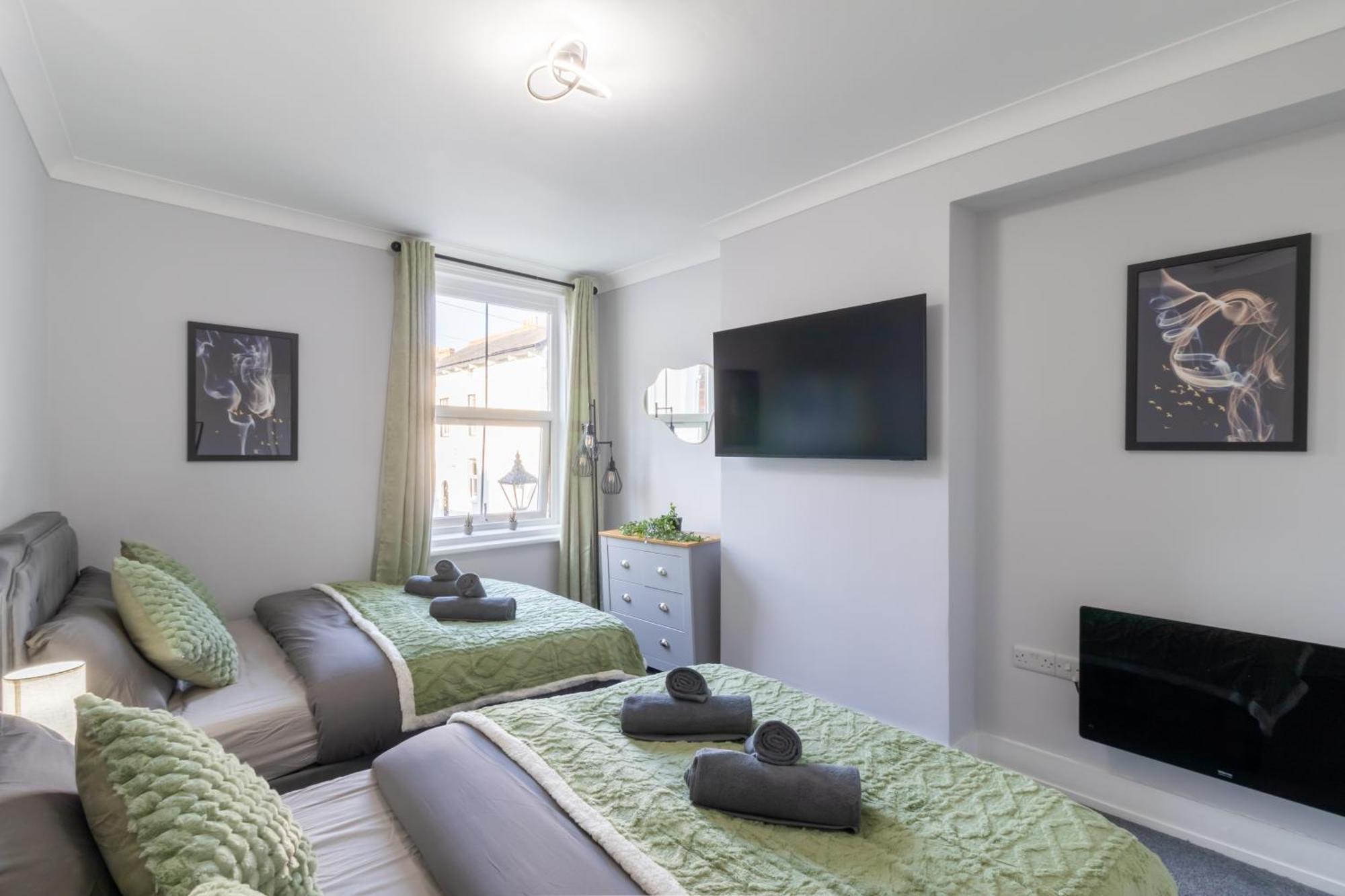 Open Mind Property - Apartment With 2 Double Beds Portsmouth Bagian luar foto