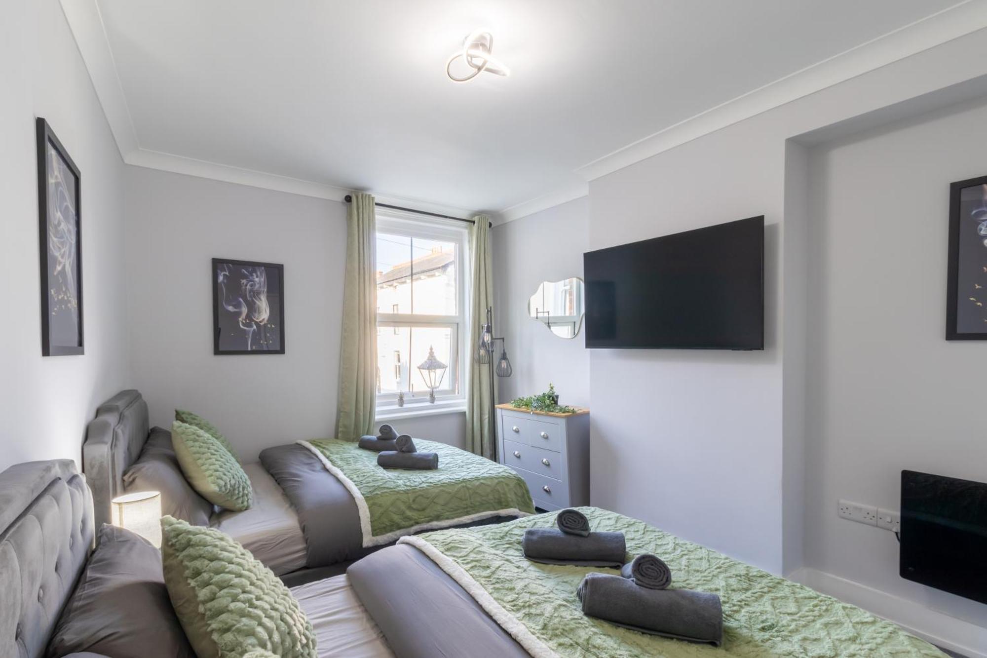 Open Mind Property - Apartment With 2 Double Beds Portsmouth Bagian luar foto